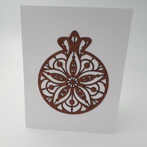 Echt houtfineer en papier Premium wenskaart met lasergesneden mandala granaatappel - perfect voor elke gelegenheid.