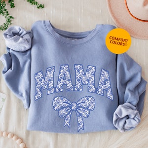 Comfort Colors Floral Mama Blue and White Bow Shirt, Toile De Jouy Coquette Flower Sweatshirt Blue Ribbon Mama Sweater Mother&#39;s Day Gift,