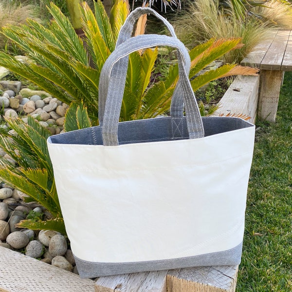 Hafen: Smoke.The Perfect Strandtasche aus recyceltem Segeltuch.  Handgemacht mit stabilen Trägern und doppelt gefüttertem Sunbrella Canvas