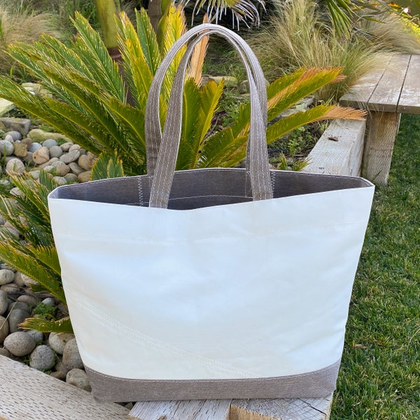 Hafen: Pilz.Die perfekte Strandtasche aus recyceltem Segeltuch.  Handgemacht mit stabilen Trägern und doppelt gefüttertem Sunbrella Canvas