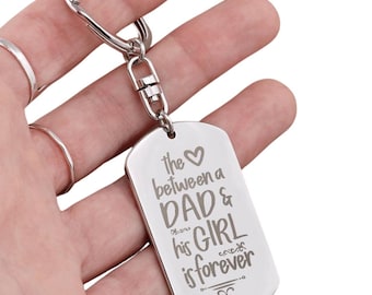 Puede incluir: Llavero plateado con un dije en forma de placa de identificación que dice "El amor entre un padre y su hija es para siempre".