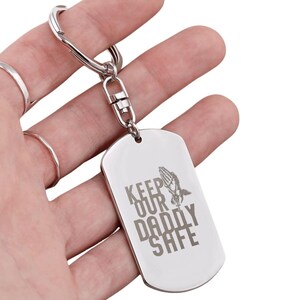 Llavero con placa de identificación grabada: Keep Our Daddy Safe