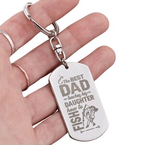 Llavero con placa de identificación grabada: el mejor padre le enseña a su hija a pescar