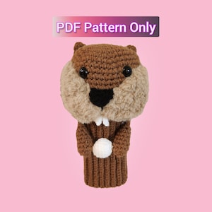 Könnte beinhalten: Häkelanleitung für einen Amigurumi-Golfschlägerkopfbezug in Form eines braunen Bibers. Die Anleitung enthält Anweisungen zum Häkeln des Biberkopfes, des Körpers und der Zähne. Die Anleitung ist als PDF-Download verfügbar.