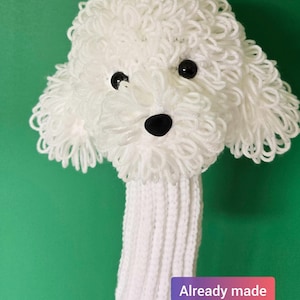 Puede incluir: Funda de palo de golf blanca hecha a mano con forma de cabeza de perro. La funda está hecha de hilo en bucle, con ojos y nariz negros. El texto "3 Wood/Fairway Wood" está en la parte superior y "Already made Ready to Ship" en la inferior.