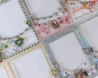Protector de tarjetas fotográficas con diseño floral verde y dorado