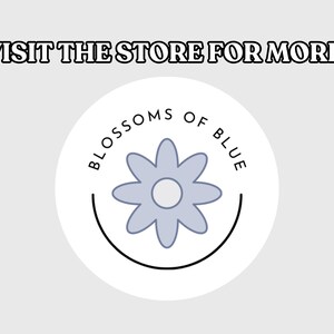 K&ouml;nnte beinhalten: Ein kreisf&ouml;rmiges Logo mit einer hellblauen Blume mit acht Bl&uuml;tenbl&auml;ttern, die auf einem wei&szlig;en Hintergrund zentriert ist. Der Text Blossoms of Blue ist in Schwarz &uuml;ber der Blume gew&ouml;lbt, und der Text VISIT THE STORE FOR MORE! steht in Schwarz &uuml;ber dem Kreis.