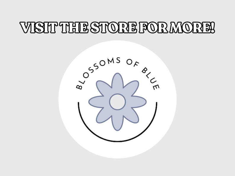 K&ouml;nnte beinhalten: Ein kreisf&ouml;rmiges Logo mit einer hellblauen Blume mit acht Bl&uuml;tenbl&auml;ttern, die auf einem wei&szlig;en Hintergrund zentriert ist. Der Text Blossoms of Blue ist in Schwarz &uuml;ber der Blume gew&ouml;lbt, und der Text VISIT THE STORE FOR MORE! steht in Schwarz &uuml;ber dem Kreis.