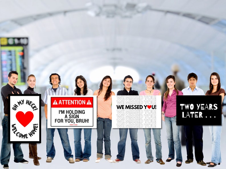 Puede incluir: Un grupo de amigos sosteniendo carteles con diferentes mensajes. Un cartel dice "Oh My Heck! Welcome Home" con un coraz&oacute;n rojo. Otro cartel dice "Atenci&oacute;n! I'm holding a sign for you, bruh!"  Un tercer cartel dice "We Missed You!" repetido varias veces. El &uacute;ltimo cartel dice "Two Years Later..."