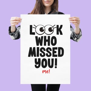 Puede incluir: Un p&oacute;ster blanco con texto negro que dice "Look who missed you! me!" con dos ojos grandes de dibujos animados sobre la palabra "Look".