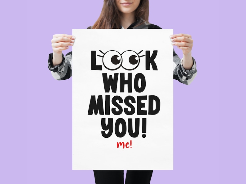Puede incluir: Un p&oacute;ster blanco con texto negro que dice "Look who missed you! me!" con dos ojos grandes de dibujos animados sobre la palabra "Look".