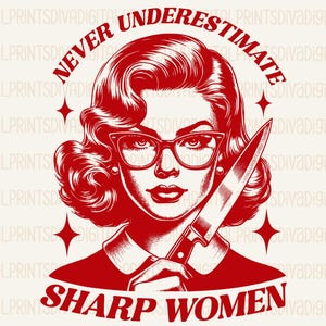 Könnte beinhalten: Rote und weiße Illustration einer Frau mit roten Haaren, die eine Brille trägt und ein Messer hält. Der Text "Never Underestimate Sharp Women" ist in einem Kreis um die Frau geschrieben. Der Text "PNG ~ PDF" steht unter der Frau.