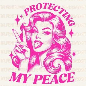Puede incluir: Ilustración digital rosa de una mujer con el pelo largo, haciendo el signo de la paz, con el texto "Protecting My Peace" en un estilo retro.