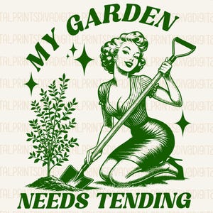 Op de afbeelding: Groene illustratie met de tekst "My Garden Needs Tending" met een knielende vrouw met een schop, een kleine boom en de tekst "PNG ~ PDF". De woorden "Diva Digital Prints" staan bovenaan.