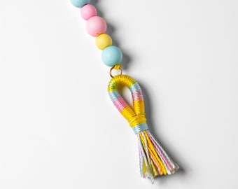 Cordão para celular com pingente de contas em tom pastel: cordão com borla Y2K
