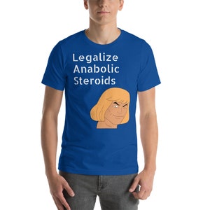 Puede incluir: Una camiseta azul real con texto blanco que dice "Legalizar esteroides anabólicos" y una imagen de dibujos animados de He-Man.