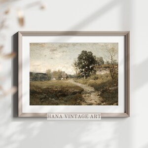 Peut inclure: Une peinture vintage repr&eacute;sentant un paysage rural avec une petite maison, des arbres et un chemin menant &agrave; la maison. La peinture est encadr&eacute;e dans un cadre brun clair et pr&eacute;sente une palette de couleurs douces.