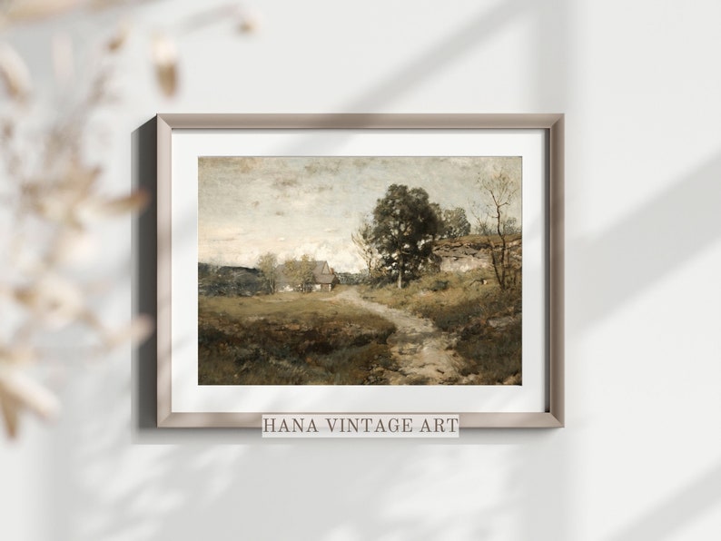 Peut inclure: Une peinture vintage repr&eacute;sentant un paysage rural avec une petite maison, des arbres et un chemin menant &agrave; la maison. La peinture est encadr&eacute;e dans un cadre brun clair et pr&eacute;sente une palette de couleurs douces.