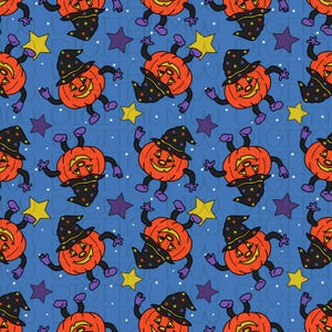 Puede incluir: Patrón repetitivo de calabazas naranjas sonrientes con sombreros de bruja negros con estrellas, guantes y zapatos morados, y estrellas amarillas y moradas sobre un fondo azul. Tema de Halloween.