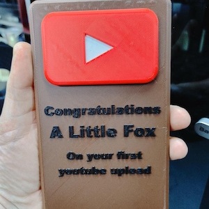 1 Million Subscriber Play Button: Best Gift for Both Aspiring and  Successful Film Makers, rs and Video Content Creators.: Hard Cover (  Subscriber Awards Plack/Plaque) by Doodsieroll 