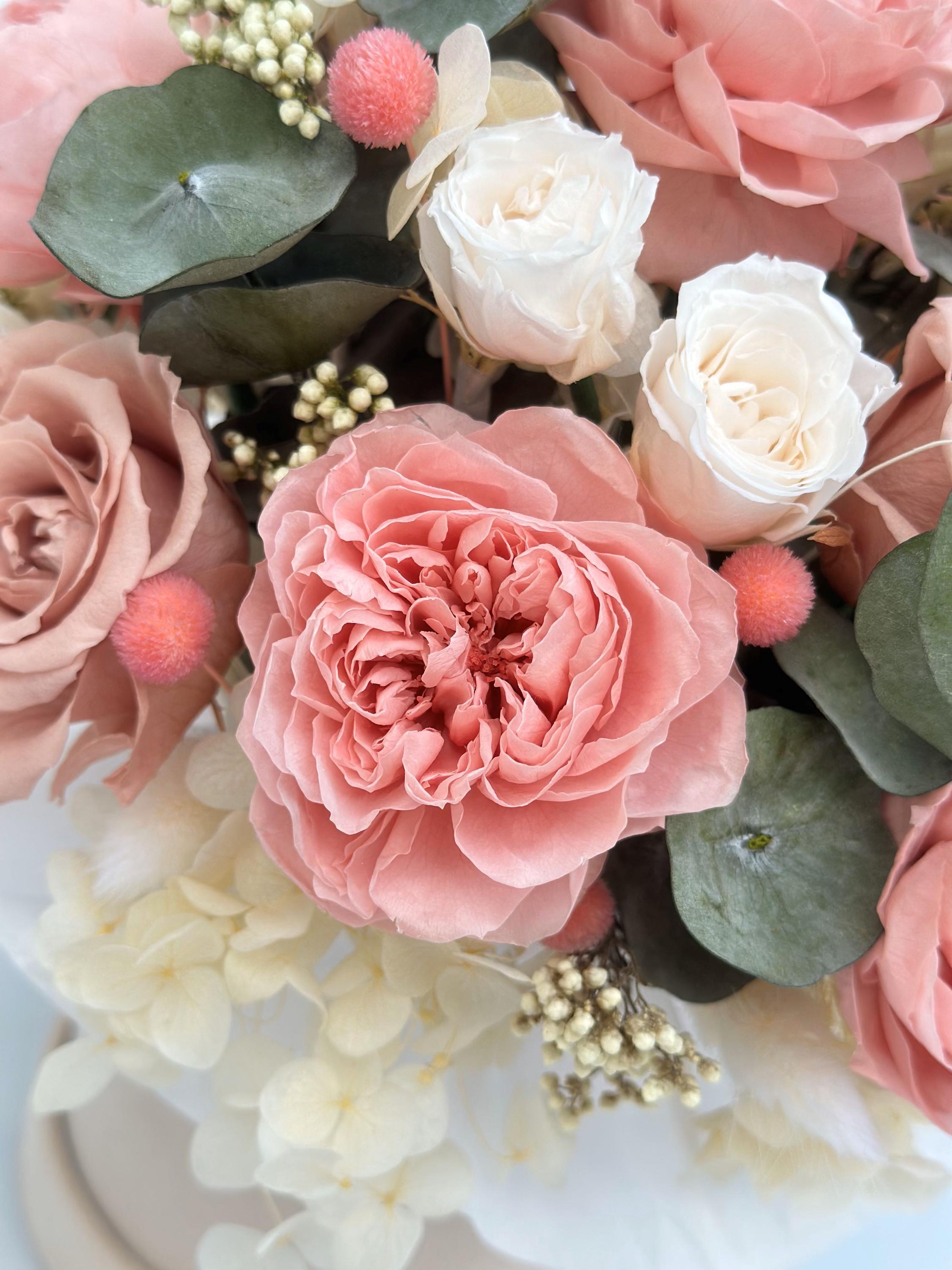 はなりん プリザーブドローズブーケ：花瓶に入った永遠の花のアレンジメント