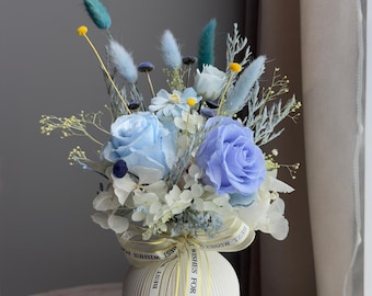 Ramo de flores preservadas, ramo de rosas azul claro, rosas en jarrón de cerámica blanca, flores eternas, ramo pequeño, regalo para mamá