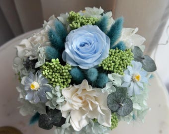 Ramo de flores preservadas, ramo de manzanilla y rosas, rosas en jarrón de cerámica blanca, flores eternas, ramo pequeño, regalo para mamá