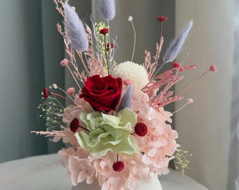 Ramo de flores preservadas, ramo de manzanilla y rosas, rosas en jarrón de cerámica blanca, flores eternas, ramo pequeño, regalo para mamá