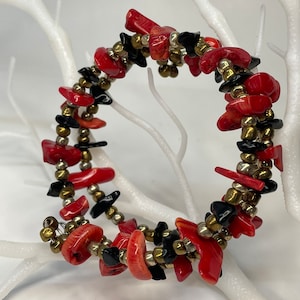 CHIPPED ELEGANCE: Red & Black Semiprecious Stone Chip Beads, Czech Glass Beads and Dainty Dangles on Memory wire.