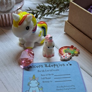 Mini Eenhoorn set met miniatuur Eenhoorn en groot, fantasie en fantasiespel. adopteer een schattige eenhoorn, met geboorteakte. Schattig kind