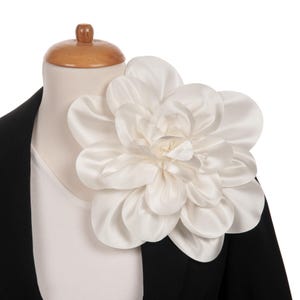 Broche de flor de tecido branco extra grande – broche de ombro feito à mão, joia floral grande e marcante