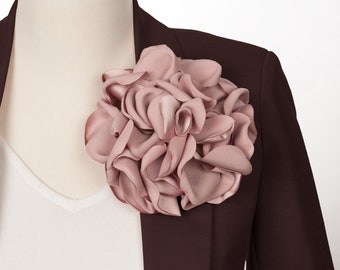 Broche de flores de tela de color polvoriento, broche floral