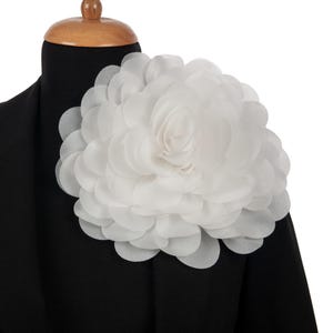 Grande broche de cetim branco elegante para festa com flores para mulheres, broche floral grande para presente para ela