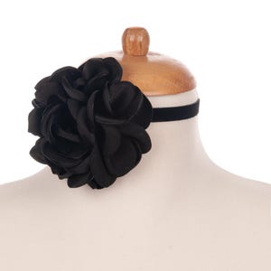 Handmade Black Flower Choker, Thoughtful Gift for Your Special Ones, Stylish Floral Necklace for Women