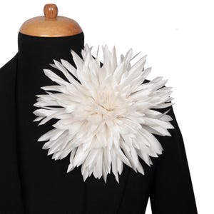 Broche de flor de cetim branco – broche de festa de tamanho médio, acessório floral elegante feito à mão