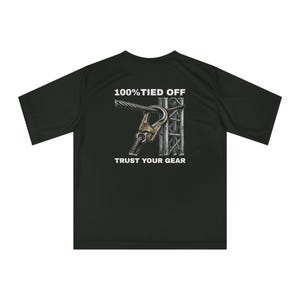 Camiseta de Performance para Escalada em Torres de Celular, Camiseta com Estampa de Mosquetão 100% Atado, Camiseta de Eletricista com Tecnologia de Absorção de Umidade, Confie no Seu Equipamento