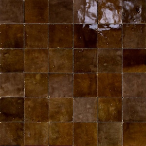Pode incluir: Uma grade de trinta e seis ladrilhos quadrados em tons de castanho variados. Os ladrilhos têm uma superfície brilhante e ligeiramente irregular, sugerindo um aspeto artesanal ou envelhecido. A disposição cria um padrão repetitivo, adequado para pavimentos ou paredes.