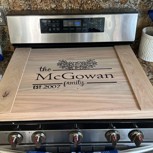 Couverture personnalisée de poêle à bois dur en chêne rouge - Décor de cuisine personnalisé avec nom de famille, couverture de cuisinière en bois rustique, plateau de table de cuisson élégant