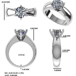Puede incluir: Un anillo de compromiso plateado con una gema grande, redonda y transparente. El anillo tiene un dise&ntilde;o de ca&ntilde;a dividida y se muestra desde m&uacute;ltiples &aacute;ngulos, con medidas en mil&iacute;metros y una talla US de 6,75.