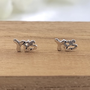 SÍ Palabra Script Símbolo Pendiente Letra Stud Pendiente Alfabeto Pendiente Regalo hecho a mano Stud con Pushback Plata de ley 925 Lindo regalo