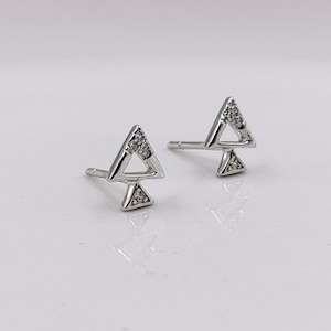Sterlingzilveren piramide-oorknopjes: handgemaakte sieraden met CZ-diamantdriehoek