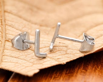 Pendientes minimalistas de plata de ley en forma de L: joyería geométrica moderna