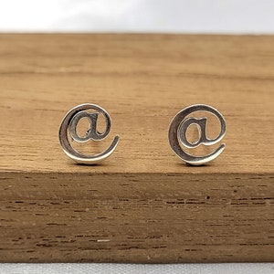 Pendientes pequeños con forma de letra y símbolo @, pendientes minimalistas hechos a mano con cierre de presión, regalo de plata de ley 925