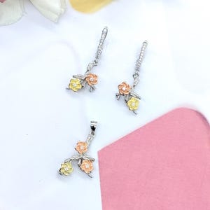 ミニマリストのかわいい花柄ローズダングルドロップイヤリング、イングリッシュロックとペンダントセット、925スターリングシルバー、ハンドメイドギフト