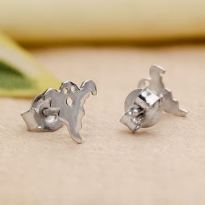 Ungewöhnliche niedliche Sterling Silber Geist Ohrstecker, Halloween Schmuck, Spaß einzigartiges Geschenk für sie, 925 Silber Ohrstecker Minimalidt handgemachtes Geschenk