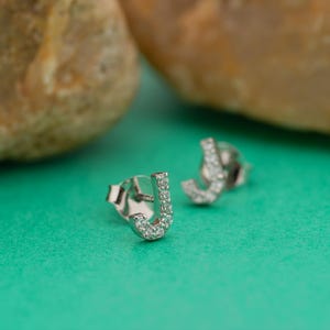 Brincos de prata esterlina 925 com inicial J, brincos minúsculos com letras CZ, joias personalizadas para presente para ela, brincos minimalistas com alfabeto