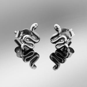 925 Sterling Sliver Elegant Tiny Snake Design Stud Earrings Minimalist Insect Studs Jewelry Gift Modern Style Earrings For Teenager