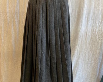 1980’s vintage Evan Picone pleated wool skirt. New “old stock”. sz. 10