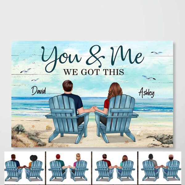 Achteraanzicht stel zittend op het strand, landschap Jij en ik We hebben deze gepersonaliseerde horizontale poster