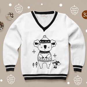 K&ouml;nnte beinhalten: Wei&szlig;er Pullover mit einer schwarz-wei&szlig;en Illustration eines Koalas, der einen Hut tr&auml;gt und einen Vogel h&auml;lt. Der Pullover hat einen schwarzen V-Ausschnitt und einen schwarzen Saum an den &Auml;rmeln und am unteren Rand. Der Text "OurAnya" ist auf der Innenseite des V-Ausschnitts aufgedruckt.